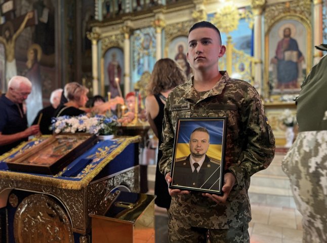Провели в останню путь воїна, який з перших днів повномасштабного вторгнення захищав Україну Провели в останню путь воїна, який з перших днів повномасштабного вторгнення захищав Україну
