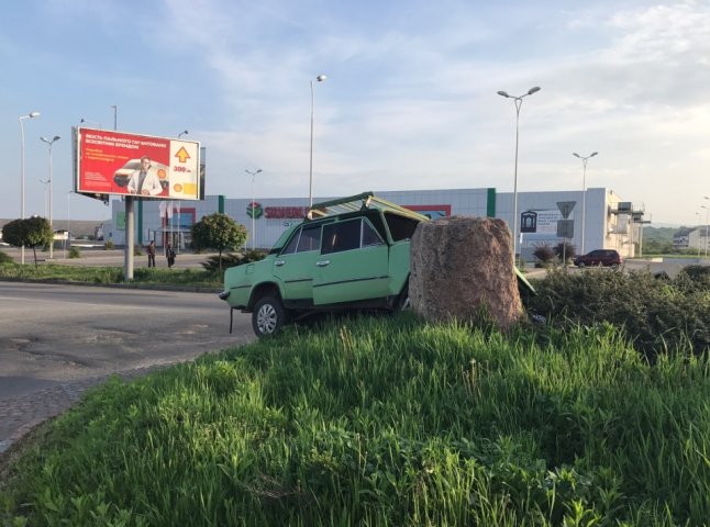 На виїзді з Мукачева автівка в’їхала у кільцеву розв’язку