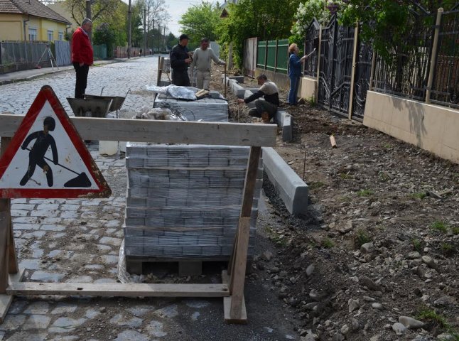 Комунальники облаштовують тротуар на ще одній вулиці Мукачева