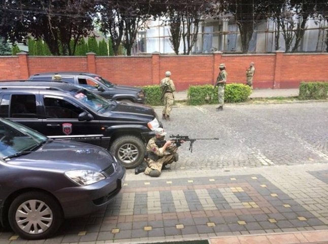 Першими зброю на ураження у Мукачеві застосували бійці "Правого сектору", – МВС