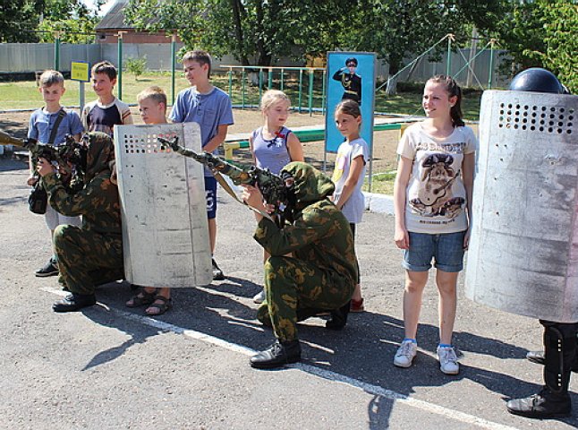 Закарпатські діти побували в гостях у батальйону Національної гвардії