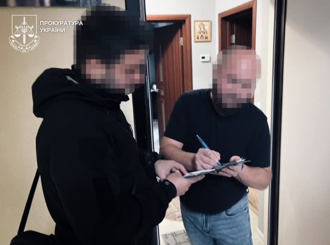 В Ужгороді чоловік за 1700 доларів США обіцяв «вплинути» на посадовців ТЦК В Ужгороді чоловік за 1700 доларів США обіцяв «вплинути» на посадовців ТЦК