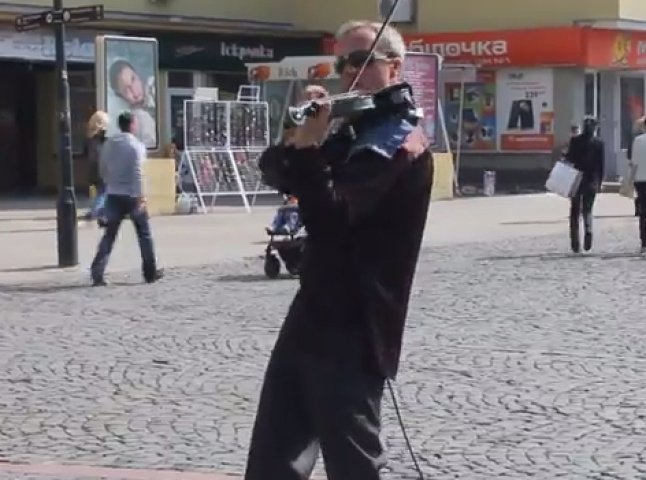 У центрі Мукачева заворожуюче грає скрипаль-мандрівник (ВІДЕО)