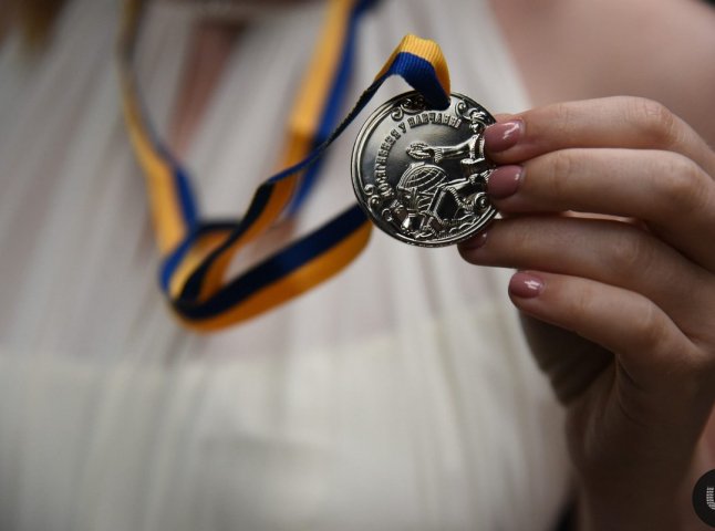 Нововведення для учнів у школах: як видаватимуть свідоцтва з відзнакою та чи будуть медалі Нововведення для учнів у школах: як видаватимуть свідоцтва з відзнакою та чи будуть медалі