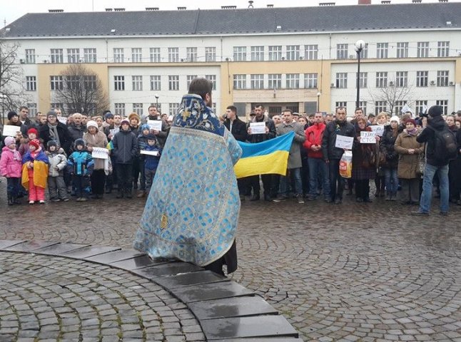 Ужгородці вийшли на Марш миру у пам’ять загиблих у Волновасі (ФОТО)