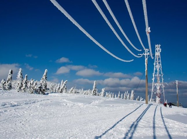 Через сильні снігопади на Закарпатті 25 населених пунктів краю залишаються без світла
