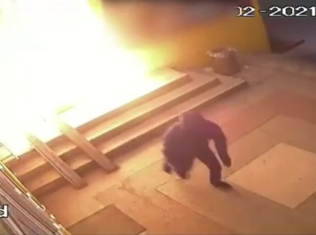 У Воловці підпалили магазин: процес підпалу зняли на відео