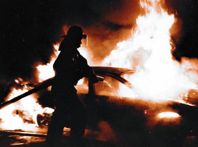 На Мукачівщині вщент загорілась автівка