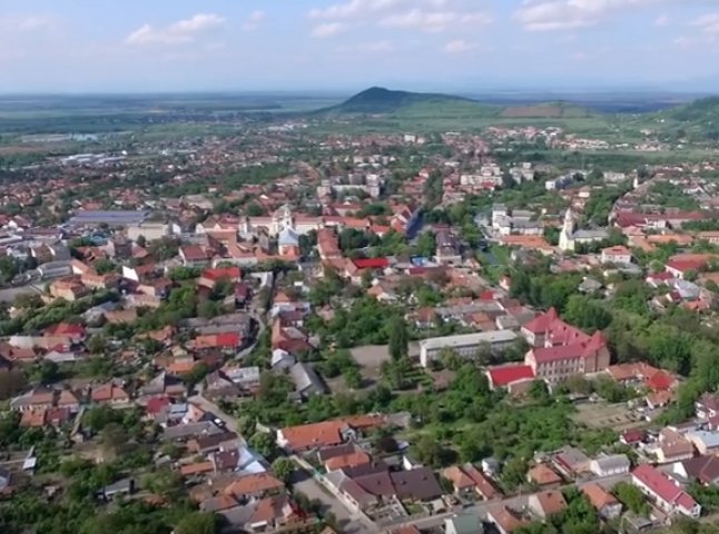 У мережі показали неймовірне відео про Берегово та видовищні змагання з мотокросу