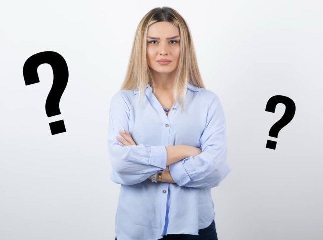 Що означає поза схрещування рук на грудях та на що вказує ліва рука зверху