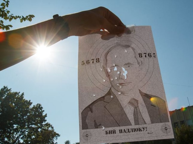 Мішені із зображенням Путіна друкували десятками, поцілити у ворога виявили бажання багато людей