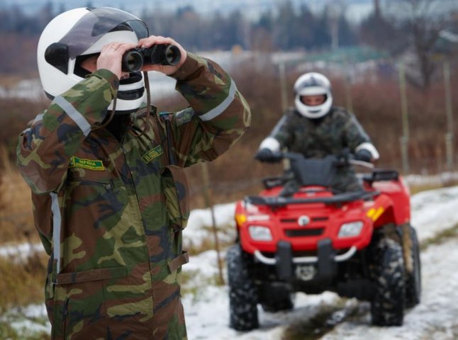 Чопські прикордонники за допомогою тепловізора виявили нелегала з Сирії, який мандрував до Норвегії