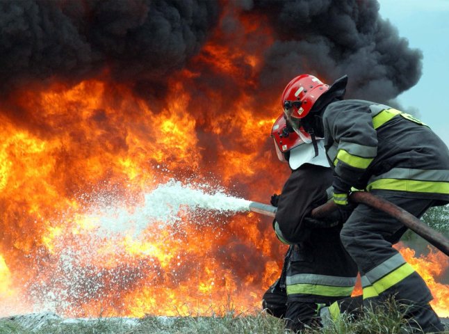 В Ужгороді пожежа охопила два будинки