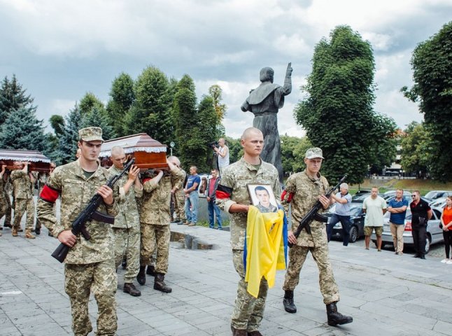 В Ужгороді в останню путь провели військових, які нещодавно трагічно загинули