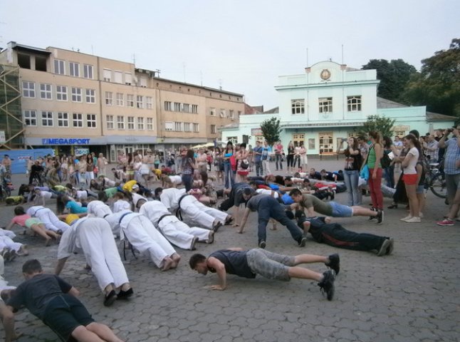 На центральній площі міста ужгородці займались спортом заради миру