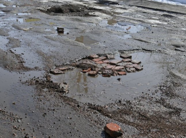 Жителі вулиці Можайської в Ужгороді погрожують перекрити дорогу, якщо покриття не буде відновлене (ВІДЕО)