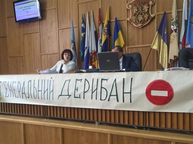 З’явилось відео, як ужгородські депутати голосували за земельні питання у "замінованій" міськраді
