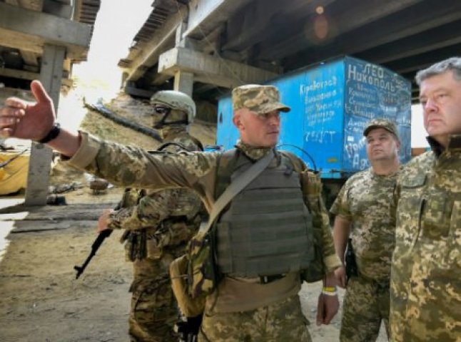 Під час візиту до закарпатської 128-ї бригади Порошенко потрапив під обстріл