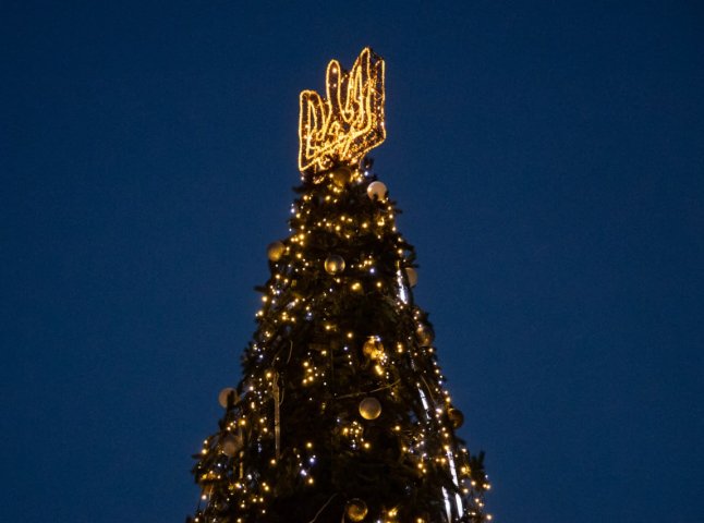 Відомо, коли в Ужгороді засяють вогні на головній новорічній ялинці міста