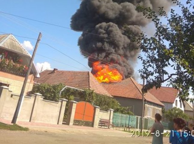 У селі на Мукачівщині велика пожежа: горять два будинки