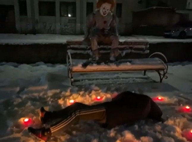 Клоун із фільму жахів у Мукачеві: оприлюднено провокативні відео
