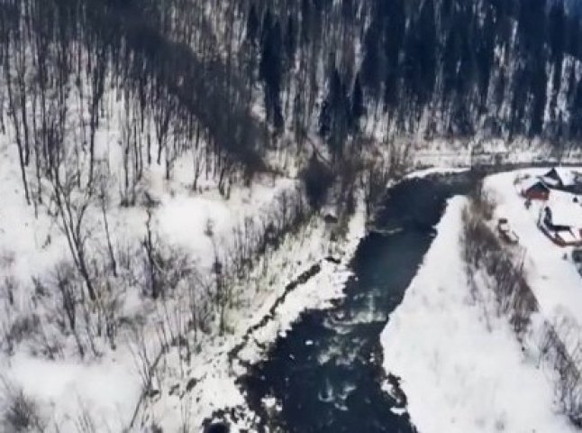 У мережі з’явилось відео гірського села Усть-Чорна, зняте з висоти пташиного польоту