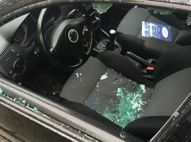 Помічнику народного депутата цієї ночі в Ужгороді розбили бокове скло на автомобілі