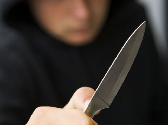 "Я вас уб’ю!": п’яний хлопець із ножем у руках накинувся на поліцейських