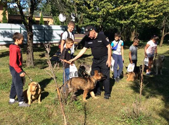 Мукачівських школярів навчатимуть дресирувати собак