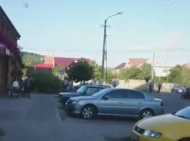 На місце події у Мукачеві прибули дві військові вантажівки 128-ї бригади