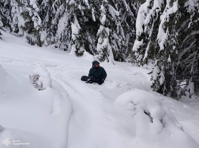 Знайдено чоловіка, який пішов у гори кататись на сноуборді та заблукав