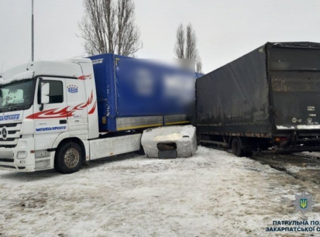 Неподалік Ужгорода сталась потрійна ДТП: зіткнулись дві вантажівки та автівка
