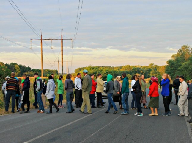 Сотня закарпатців перекрили дорогу до міжнародного пункту пропуску "Дяково"