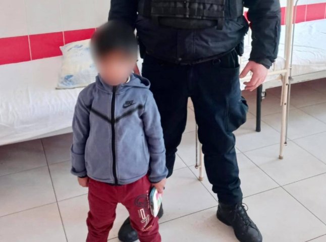 У Мукачеві на вулиці виявили дитину 4 років без супроводу