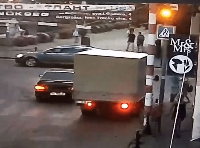 Мер міста оприлюднив відео як автівка пошкодила світлофор і звернувся до людей