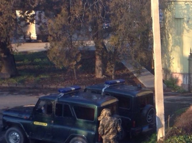 Сергій Ратушняк оприлюднив фото поліцейських автівок, які чатували на нього біля офісу