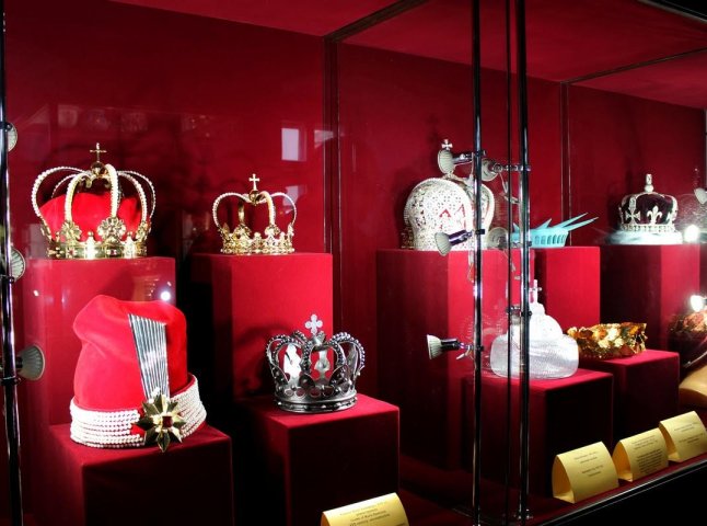 В Ужгороді презентували унікальну колекцію головних символів влади різних держав і епох – корони світу