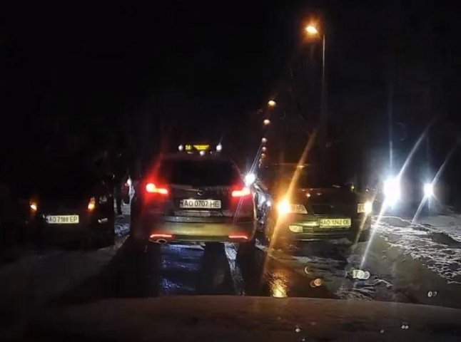 Слизький шлях: в Ужгороді зіткнулось одразу 4 авто