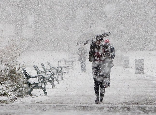 Як в Ужгороді борються із наслідками снігопаду