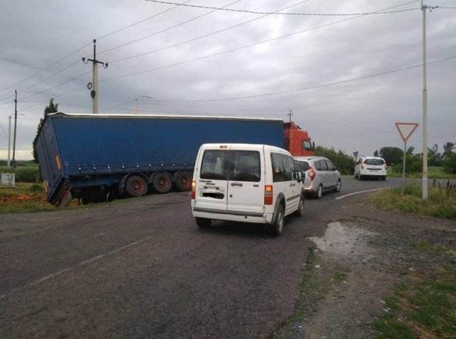 Поблизу Мукачева вантажівка з’їхала у кювет