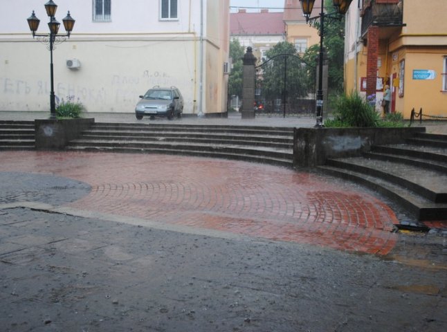 У Мукачеві дощ з градом перетворили міські вулиці у калюжі (ФОТО)