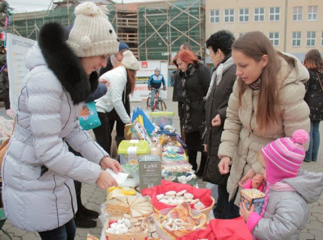 Гарячий чай, глінтвейн та домашня випічка: міні-ярмарок заради українських захисників