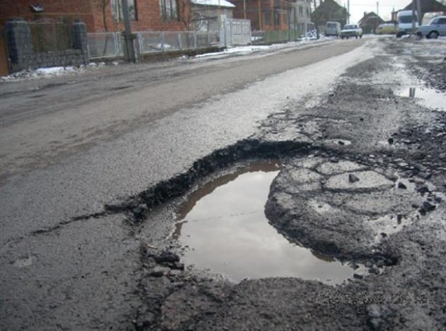 Закарпатські дороги не ремонтують через Євро-2012