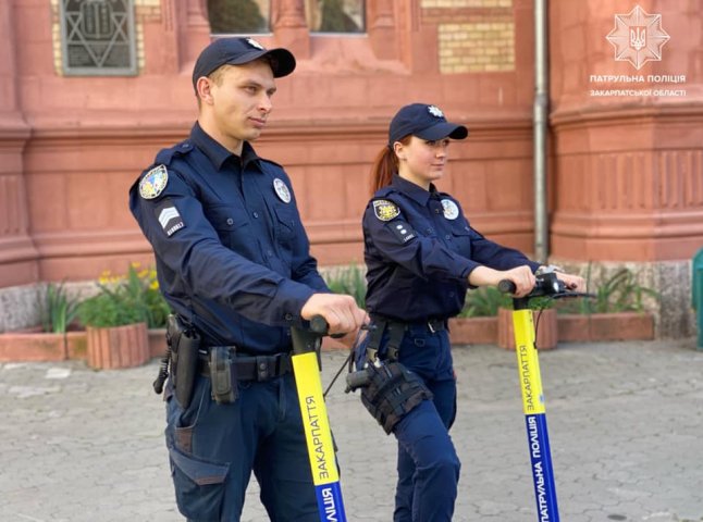 Закарпатські патрульні вперше в Україні патрулюватимуть на електросамокатах