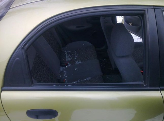 Одному із активістів ужгородського Євромайдану невідомі розбили скло на автомобілі