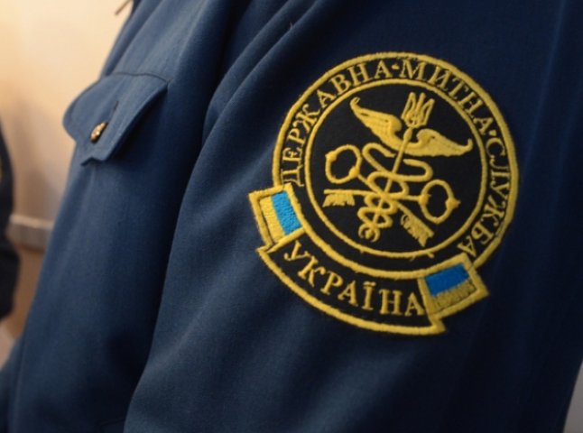 Прокуратура оголосила підозру головному інспектору відділу митного оформлення посту «Лужанка»