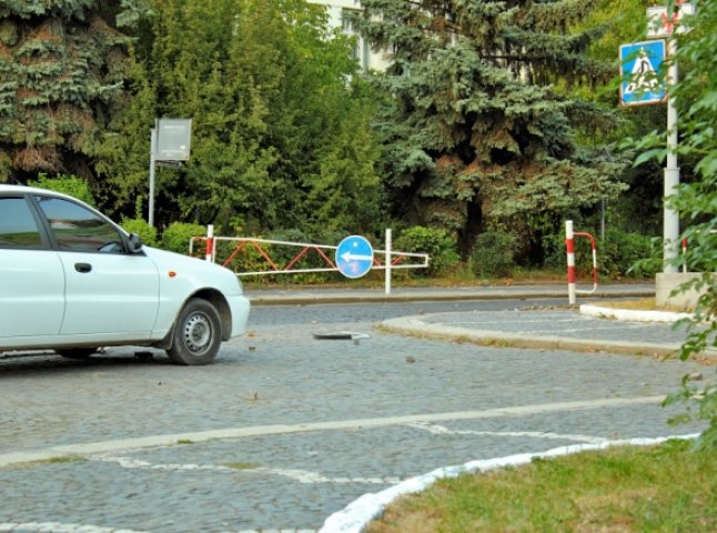 Шлагбаум, що обмежує в’їзд у центр Ужгорода, знову пошкодили (ФОТОФАКТ)