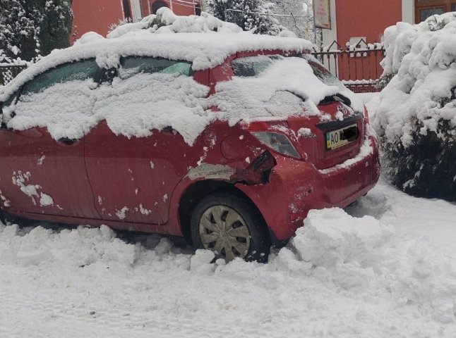 В Ужгороді снігоприбиральна техніка пошкодила припарковану машину