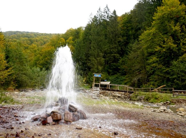 На Закарпатті, біля єдиного в Україні гейзера мінеральної води, облаштували зону відпочинку