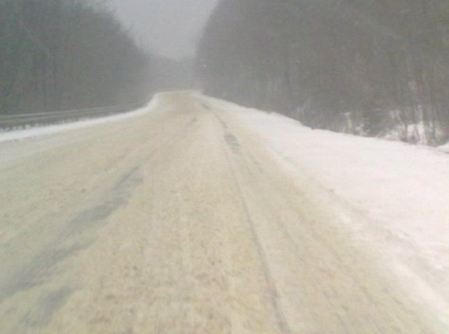 Ділянка дороги з Мукачева до Нижніх Воріт у справжньому сніговому колапсі (ФОТО)